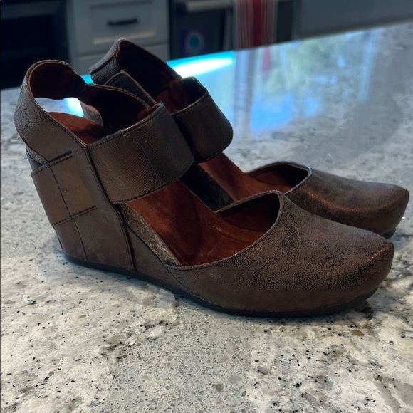 NWOB Pierre Dumas Dark Brown Wedge Shoes - Picture 1 of 9